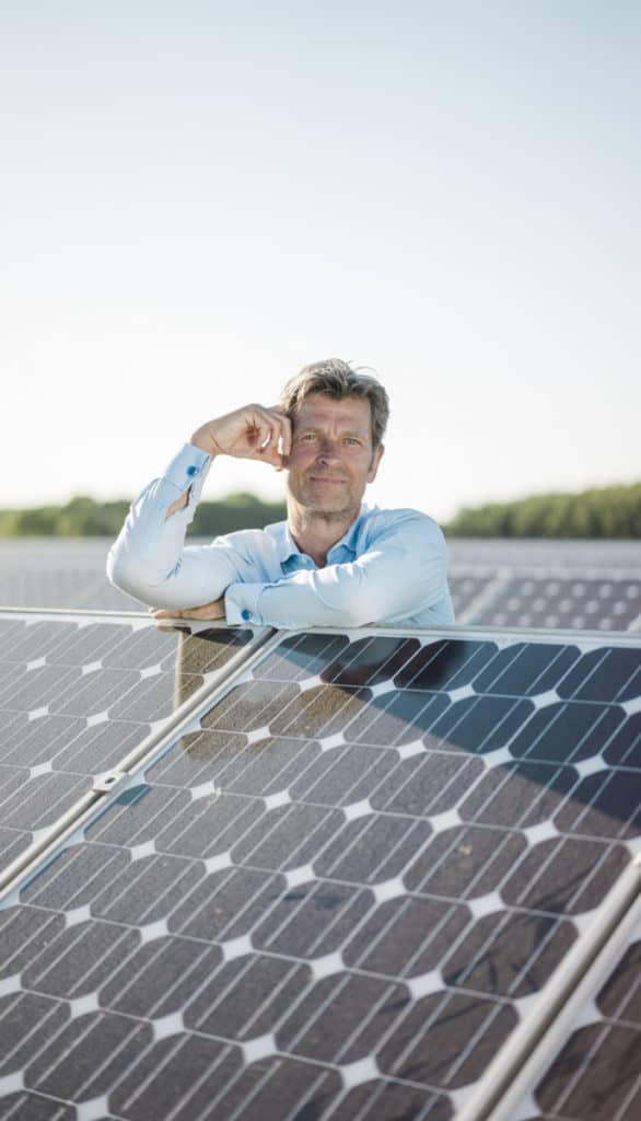 We leggen zonnepanelen, en helpen ook met de subsidieaanvraag, calculatie en andere zaken.